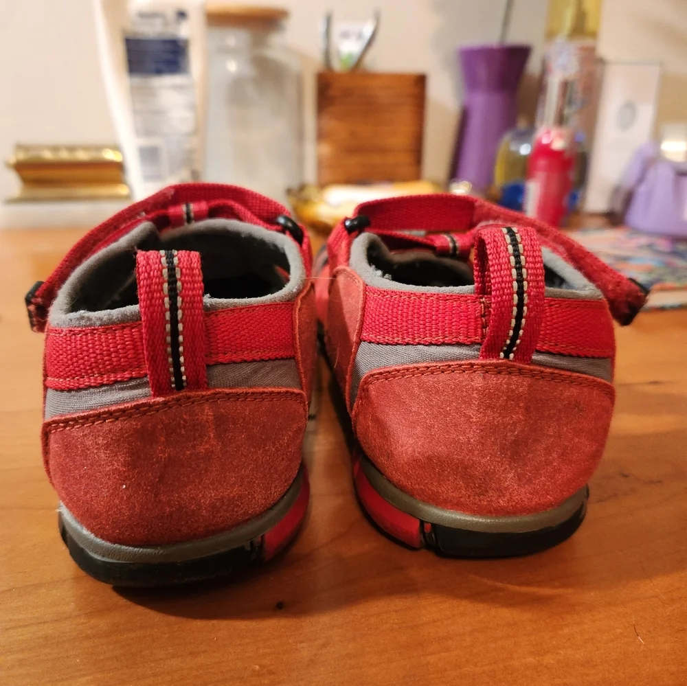 Kids Keen Shoes Size 2